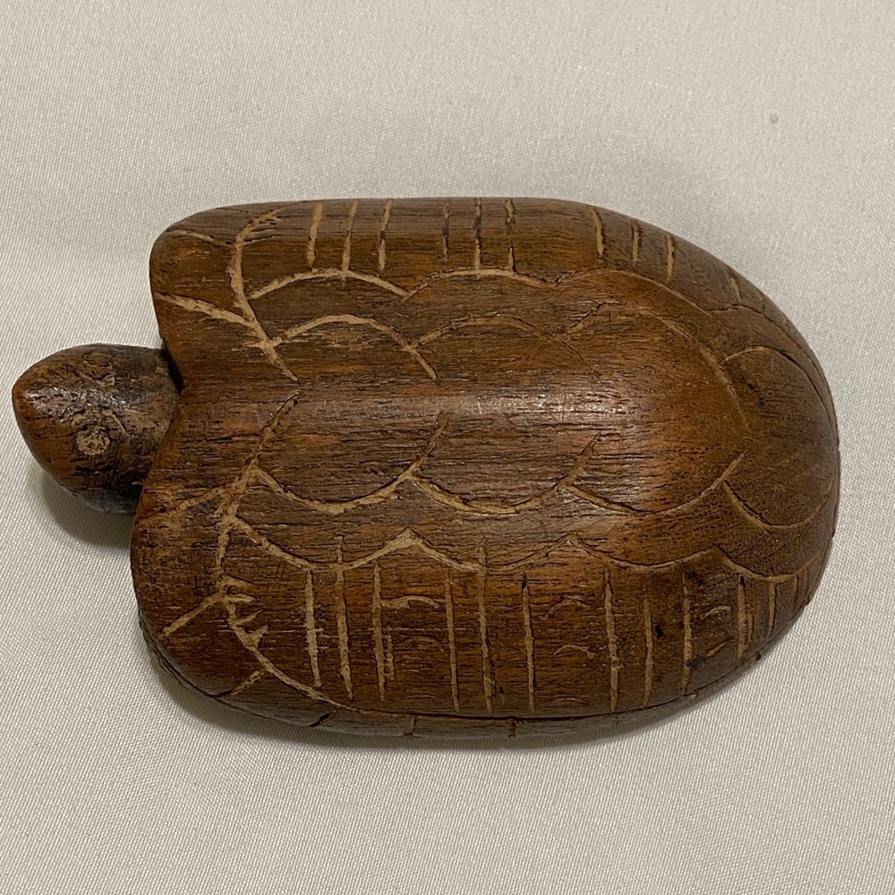 Wooden hand-carved Turtle hidden compartment Figurine - Picture 2 of 7